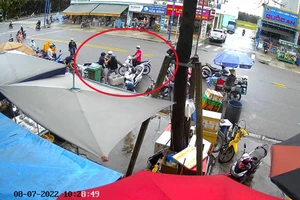 Video: Bị phát hiện, trộm xịt hơi cay vào chủ nhà