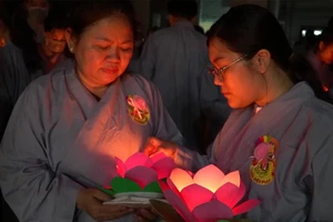 Video: Người dân TP.HCM thả hoa đăng cầu bình an ngày Vu Lan báo hiếu