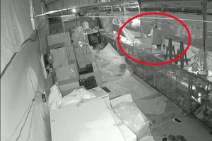 Video: Nhóm thanh viên cầm hung khí, uy hiếp để cướp bánh trung thu 