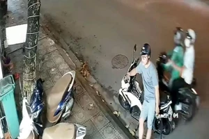 Video: Đang ngồi trên xe đợi người thân thì bị giật dây chuyền