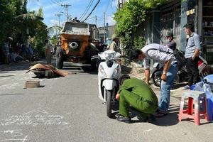 Video: Sau va chạm, nam phụ hồ bị xe tải cán tử vong 