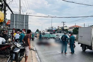 Video: Sau va chạm với xe máy điện, nam thanh niên bị xe đầu kéo cán tử vong