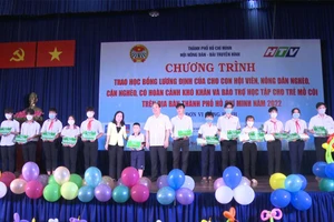 Video: Hội Nông dân TP.HCM tặng 923 suất học bổng và bảo trợ cho con các hội viên nghèo 