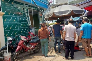 Video: Đứng trên cao làm biển hiệu, 2 người bị rơi xuống đất nằm bất tỉnh