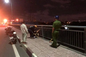 Video: Chuẩn bị nhập học, nam thanh niên bất ngờ để lại xe máy rồi nhảy cầu Bình Lợi