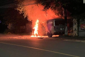 Video: Xe cứu thương bốc cháy dữ dội trong đêm