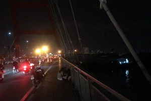 Video: Thanh niên để lại tư trang, nhảy cầu Bình Lợi trong đêm