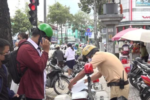 Video: Đội CSGT Chợ Lớn xử phạt hàng loạt học sinh vi phạm luật giao thông