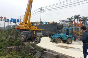 Video: Xe tải chở gạo tông sập hàng rào chắn trên Quốc lộ 1A