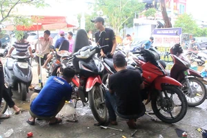 Video: Nhiều người từ Quảng Nam ra Đà Nẵng sửa xe miễn phí sau trận lụt kinh hoàng