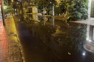 Video: Một số tuyến đường bị ngập sau cơn mưa chiều, nước có màu đỏ và hôi thối 