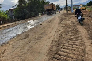 Video: Quốc lộ 19 đoạn qua tỉnh Bình Định hư hỏng trầm trọng, dày đặc ổ voi