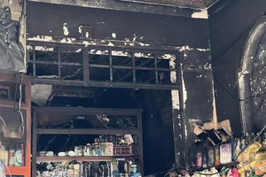 Video: Cháy cửa hàng bách hoá trong chợ, 2 người thoát chết