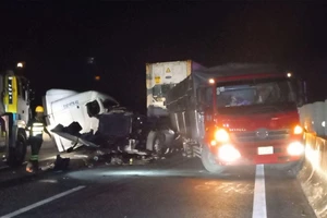 Video: Xe đầu kéo va chạm xe tải, cao tốc TP.HCM - Trung Lương kẹt xe gần chục km 