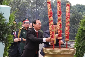 Video: Dâng hương tại khu mộ cố Thủ tướng Võ Văn Kiệt