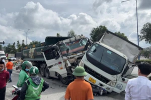 Video: Xe ben tông xe tải, 2 người thoát chết trong gang tấc