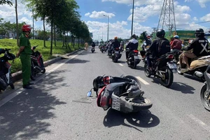 Video: 2 xe máy tông nhau, một người chết, một người bị thương