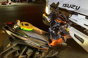 Video: Xe tải lấn làn, tông trực diện xe máy khiến 2 người thương vong