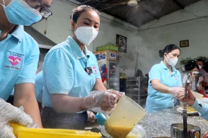 Video: Bác sĩ 15 năm phát cơm miễn phí, xây nhà lưu trú cho bệnh nhân nghèo