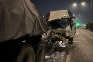 Video: Xe tải tông đuôi xe đầu kéo, 3 người thương vong
