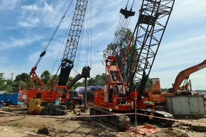 Video: Vẫn đang khẩn trương làm sạch đất quanh trụ bê tông để cứu bé trai