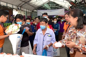 Video: Phiên chợ Tết 0 đồng cho bệnh nhân nghèo