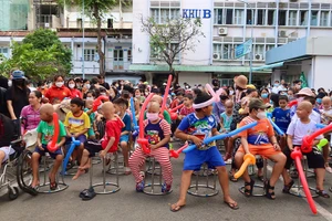 Video: Bệnh viện Ung Bướu trao hàng trăm phần quà Tết tặng bệnh nhi