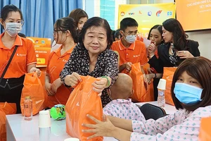 Video: Mang Tết đến với các bệnh nhi ung thư ở TP.HCM