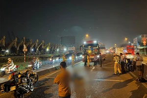 Video: Đi bộ trong làn ô tô, người đàn ông bị xe khách tông chết