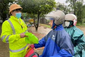 Video: CSGT đội mưa tiếp sức người dân trở lại làm việc