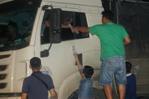 Biết BOT Cai Lậy ngừng thu phí, tài xế đi tặng nước