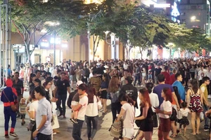 Phố đi bộ Nguyễn Huệ đông nghịt người đêm Giáng sinh