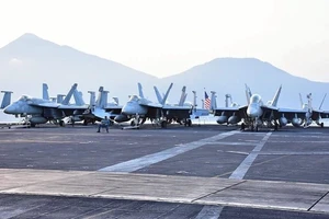 Cận cảnh 'hàng khủng' trên tàu sân bay Mỹ ở Đà Nẵng 