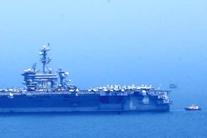 Chùm ảnh: Tàu sân bay USS Carl Vinson trên biển Đà Nẵng