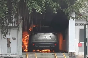 Ô tô cháy ngùn ngụt khi đậu trong sân nhà ở Bình Dương
