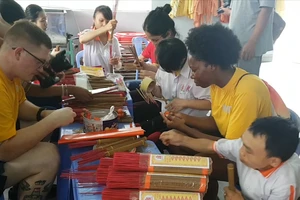 Lính hải quân Mỹ thăm nạn nhân chất độc da cam