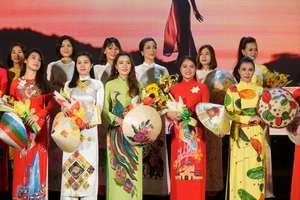Trao giải hội thi vẽ trang trí áo dài, nón lá