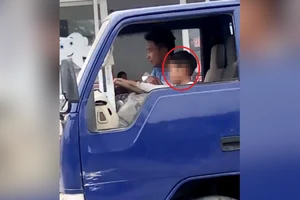 Clip:Bé trai lái xe tải chạy băng băng trên phố Sầm Sơn