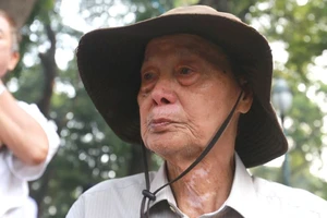 Người dân xúc động tiễn đưa bác Sáu Khải về đất mẹ