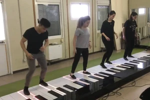 Bản cover Despacito bằng đàn piano khổng lồ 