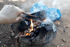 Về Đắk Lắk ăn 'đặc sản' hạt điều nướng than