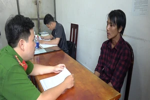 Clip: Bắt 2 nghi can cướp ngân hàng ở TP.HCM