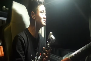Anh tài xế cover bản hit 'Buồn của anh' gây sốt