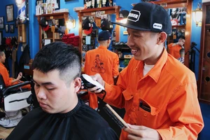 Tiệm cắt tóc miễn phí cho tài xế, xe ôm công nghệ