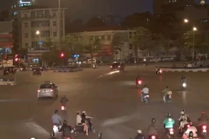 Camera ghi lại rõ nét vụ ô tô tông xe máy, kéo lê trên đường