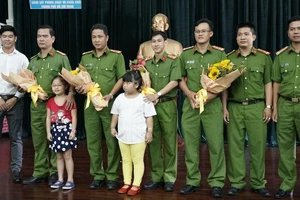 Cư dân Carina khóc khi gặp cảnh sát PCCC