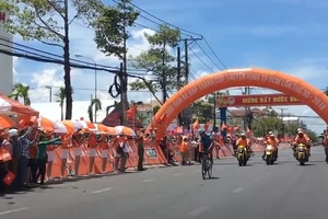 Tay đua Nguyễn Hoàng Sang lần đầu bước lên bục chiến thắng