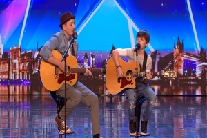 Cậu bé 12 tuổi cùng cha nhận nút vàng tại Britain's Got Talent