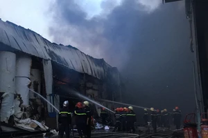 Cháy dữ dội ở Khu công nghiệp Vĩnh Lộc huyện Bình Chánh