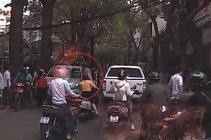 Ông Tây đấm vỡ kính ô tô đi ngược chiều ở Hà Nội